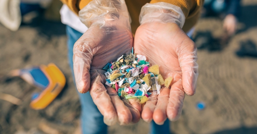 Έπιπλα, ρούχα και φαγητά που πρέπει να αποφεύγουμε για να ελαχιστοποιήσουμε την έκθεσή μας στα μικροπλαστικά