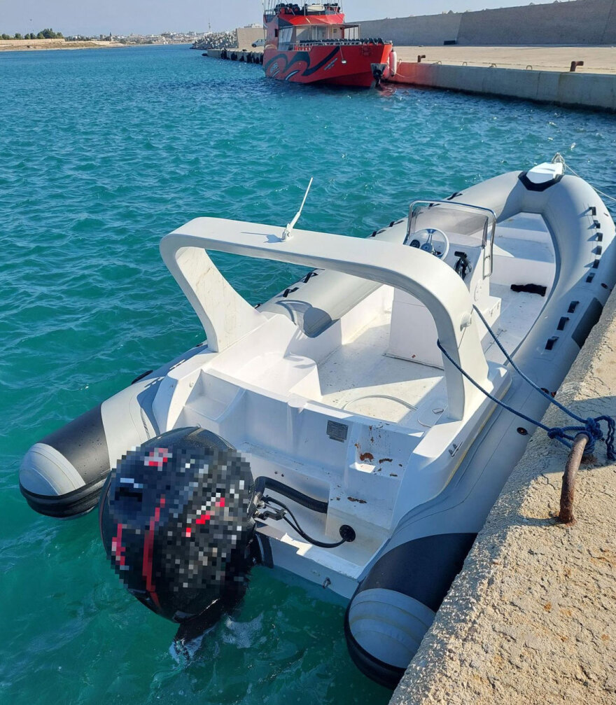 Ρόδος: Καταδίωξη ταχύπλοου με ρίψη προειδοποιητικών βολών - Συνελήφθησαν δύο διακινητές που μετέφεραν 13 μετανάστες