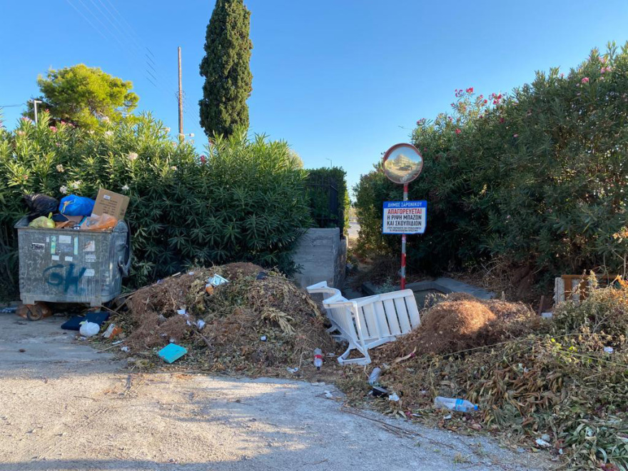 Σαρωνίδα: «Βουνά» από σκουπίδια 20 ημέρες μετά τη μεγάλη φωτιά - Δείτε φωτογραφίες