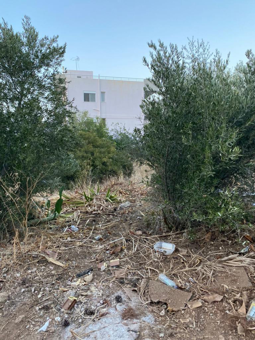 Σαρωνίδα: «Βουνά» από σκουπίδια 20 ημέρες μετά τη μεγάλη φωτιά - Δείτε φωτογραφίες