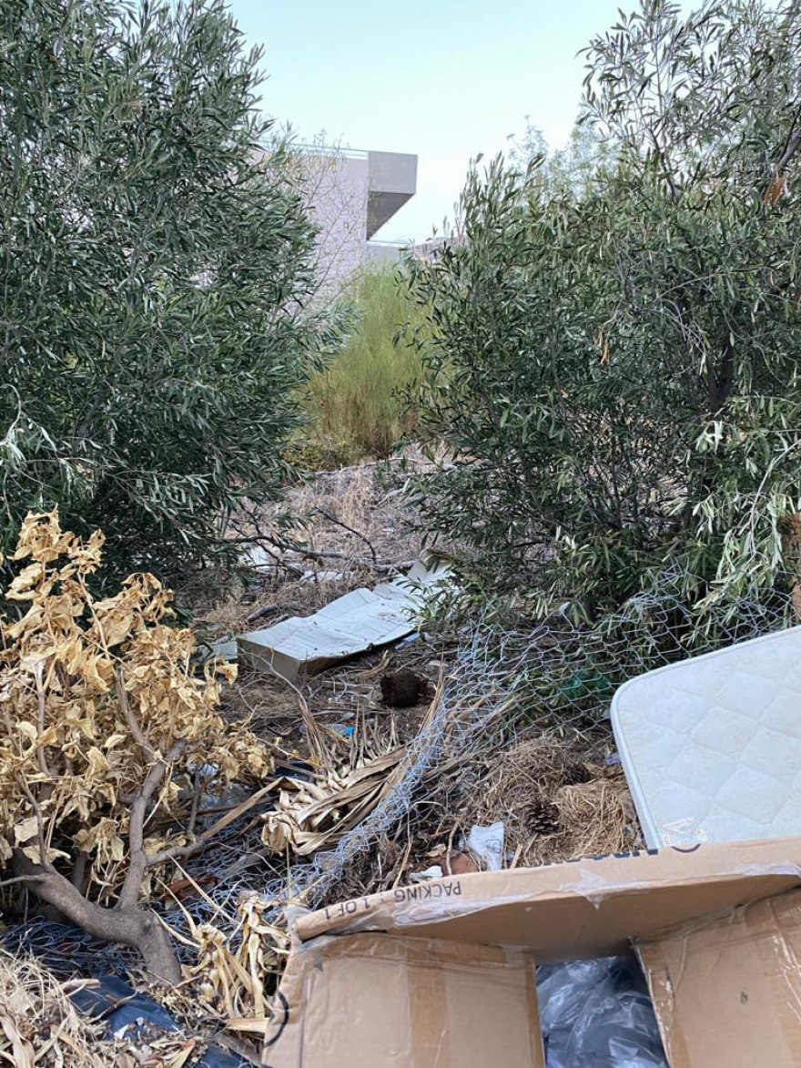 Σαρωνίδα: «Βουνά» από σκουπίδια 20 ημέρες μετά τη μεγάλη φωτιά - Δείτε φωτογραφίες