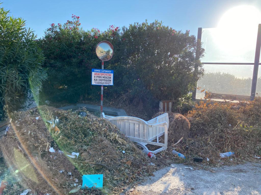 Σαρωνίδα: «Βουνά» από σκουπίδια 20 ημέρες μετά τη μεγάλη φωτιά - Δείτε φωτογραφίες