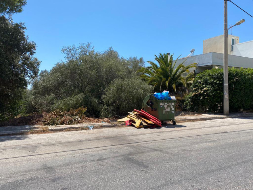 Σαρωνίδα: «Βουνά» από σκουπίδια 20 ημέρες μετά τη μεγάλη φωτιά - Δείτε φωτογραφίες