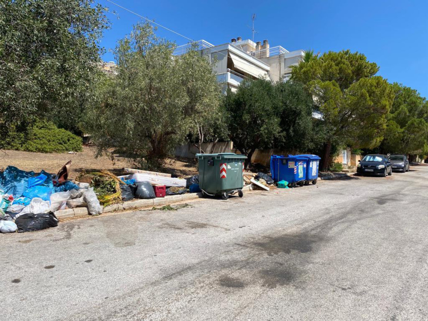 Σαρωνίδα: «Βουνά» από σκουπίδια 20 ημέρες μετά τη μεγάλη φωτιά - Δείτε φωτογραφίες