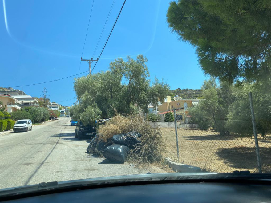 Σαρωνίδα: «Βουνά» από σκουπίδια 20 ημέρες μετά τη μεγάλη φωτιά - Δείτε φωτογραφίες