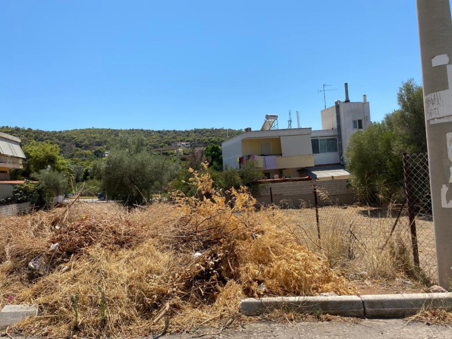 Σαρωνίδα: «Βουνά» από σκουπίδια 20 ημέρες μετά τη μεγάλη φωτιά - Δείτε φωτογραφίες