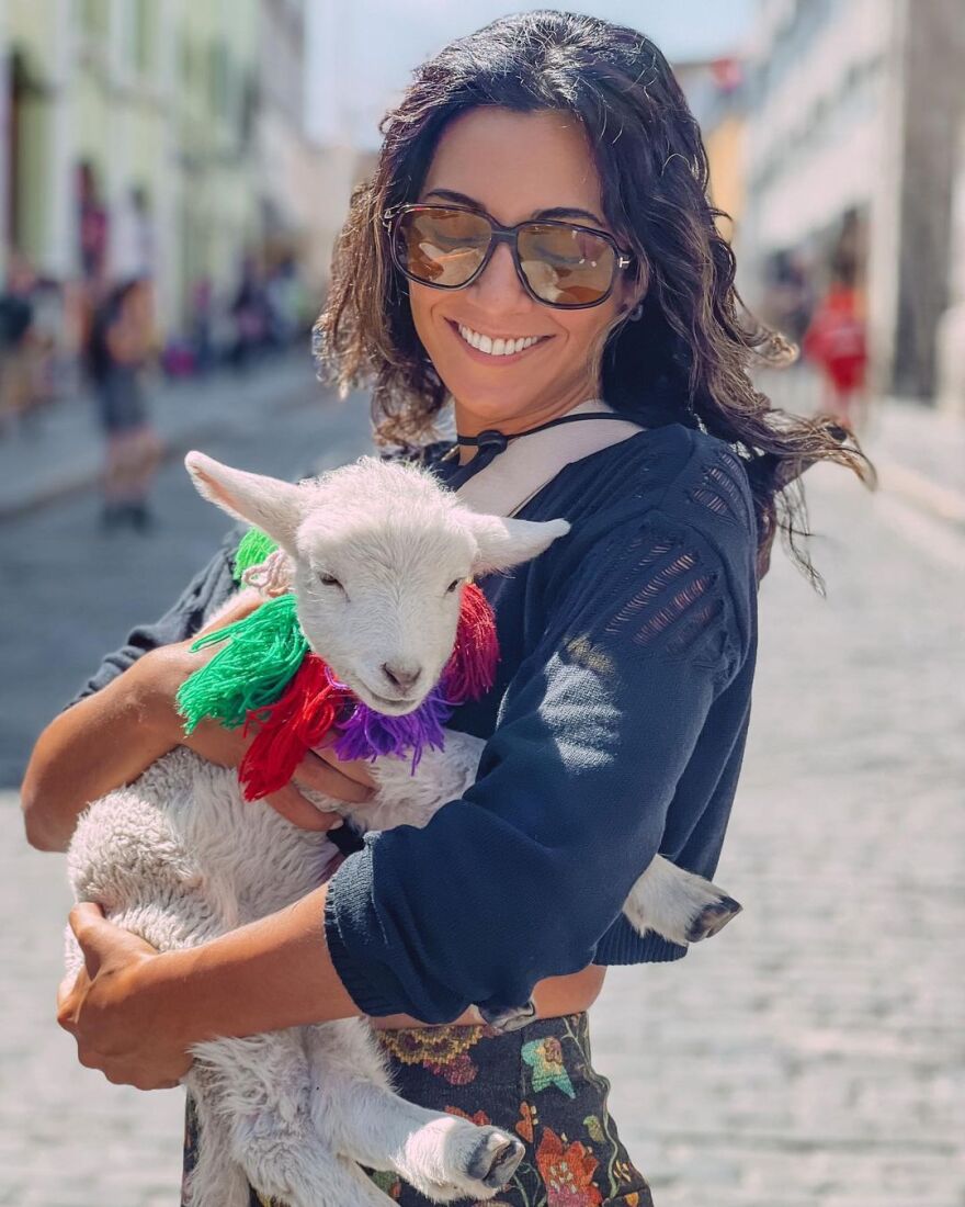 Ευγενία Σαμαρά: Αγκαλιά με ένα μωρό Αλπακά στο Περού - Δείτε φωτογραφίες