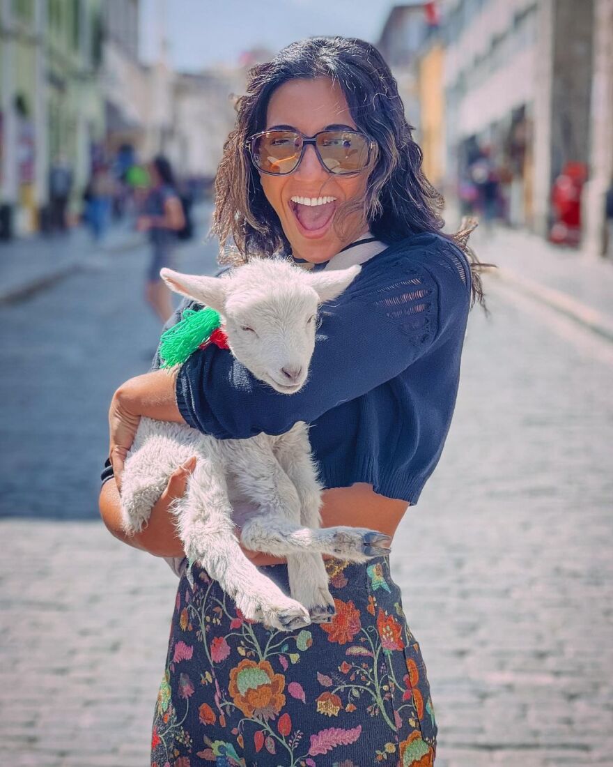Ευγενία Σαμαρά: Αγκαλιά με ένα μωρό Αλπακά στο Περού - Δείτε φωτογραφίες