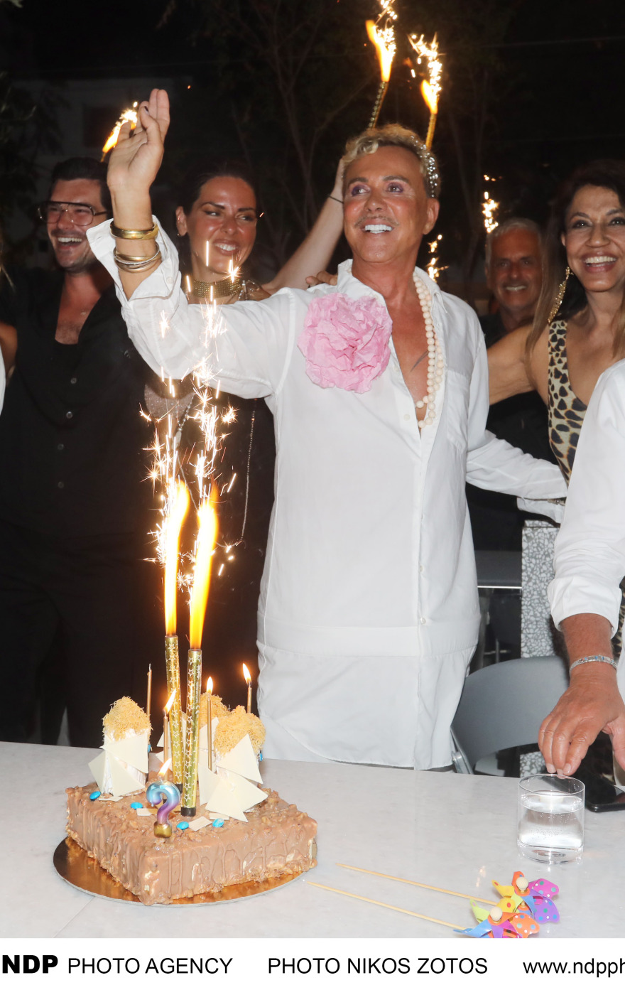 Λάκης Γαβαλάς: Φωτογραφίες από το πάρτι του στη Μύκονο
