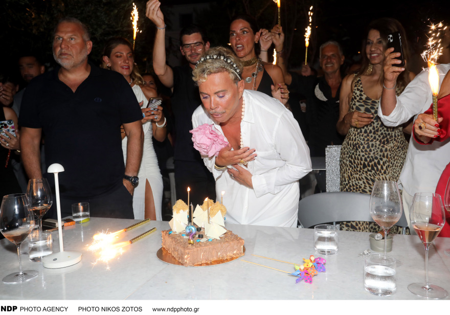 Λάκης Γαβαλάς: Φωτογραφίες από το πάρτι του στη Μύκονο