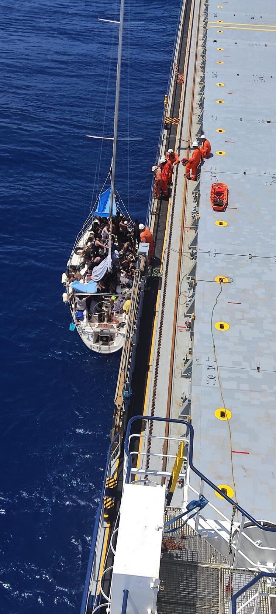 Πύλος: Διάσωση 60 μεταναστών από ιστιοφόρο - Μεταφέρθηκαν με σκάφος του Λιμενικού στο Κατάκολο (βίντεο)