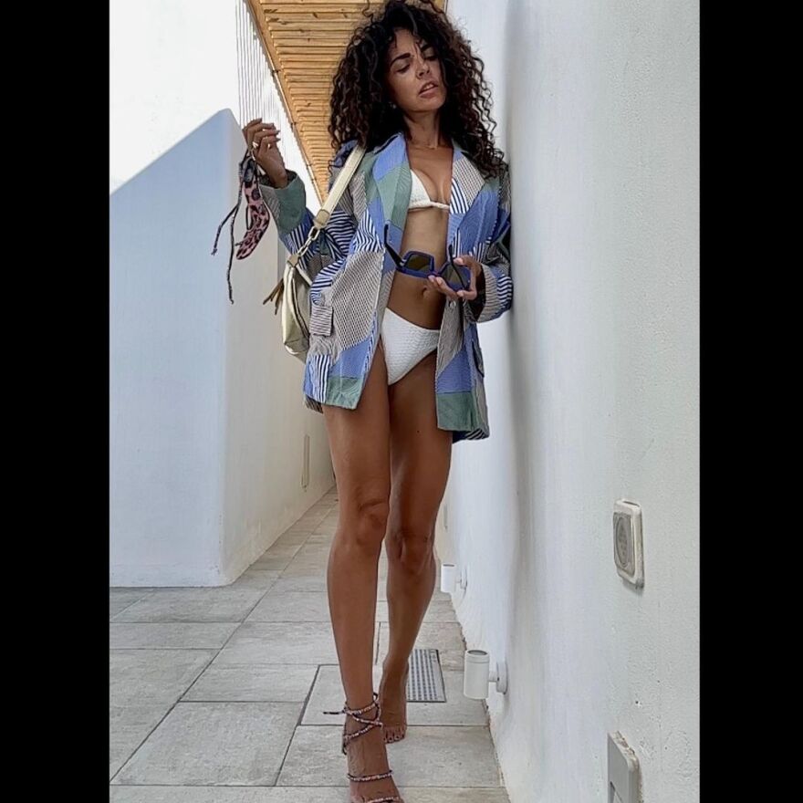 Μαρία Σολωμού: Με μαγιό και τακούνια πάει για μπάνιο - «Απλή, λιτή, καλοκαιρινή εμφάνιση παραλίας»