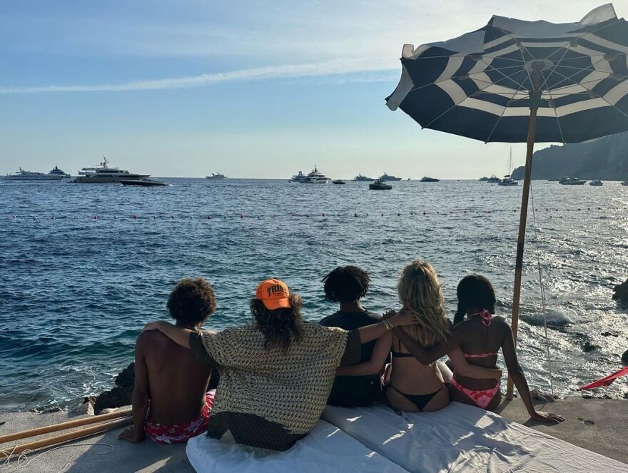 Χάιντι Κλουμ: Φωτογραφίζεται ενώ κάνει ηλιοθεραπεία  