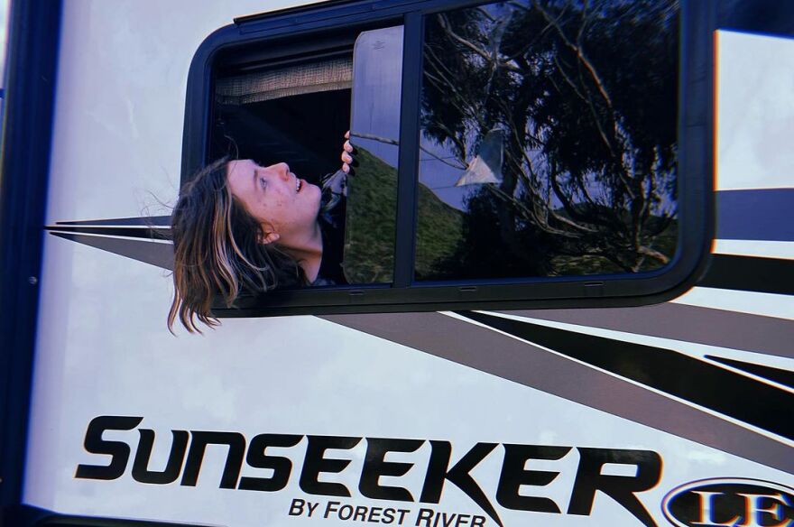 Τόρι Σπέλινγκ: Δείχνει στο κοινό της φωτογραφίες από τη νέα της ζωή στο τροχόσπιτο 