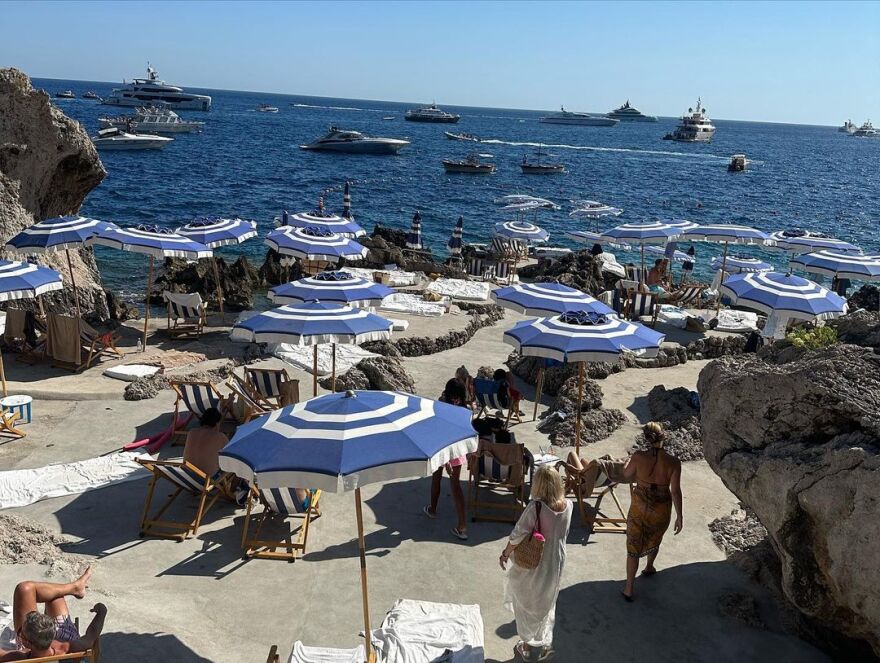 Χάιντι Κλουμ: Φωτογραφίζεται ενώ κάνει ηλιοθεραπεία  