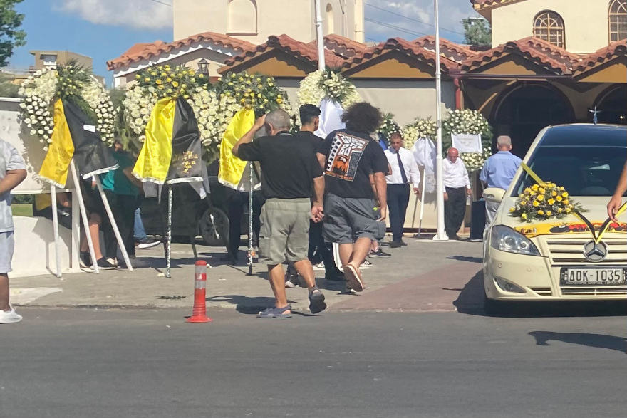 Μιχάλης Κατσουρής: «Πού σε πηγαίνουν παιδάκι μου» - Ο σπαραγμός της μητέρας του στο τελευταίο «αντίο»