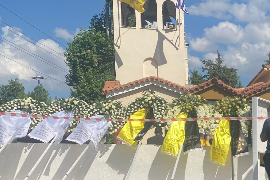 Μιχάλης Κατσουρής: «Πού σε πηγαίνουν παιδάκι μου» - Ο σπαραγμός της μητέρας του στο τελευταίο «αντίο»