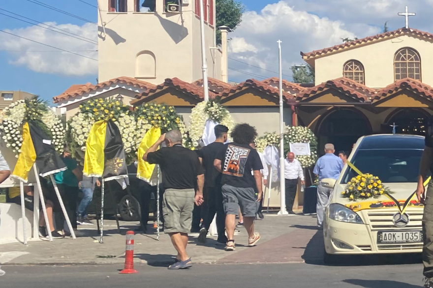 Μιχάλης Κατσουρής: «Πού σε πηγαίνουν παιδάκι μου» - Ο σπαραγμός της μητέρας του στο τελευταίο «αντίο»