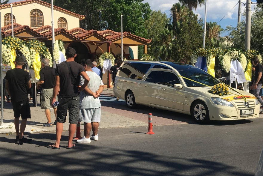 Μιχάλης Κατσουρής: «Πού σε πηγαίνουν παιδάκι μου» - Ο σπαραγμός της μητέρας του στο τελευταίο «αντίο»