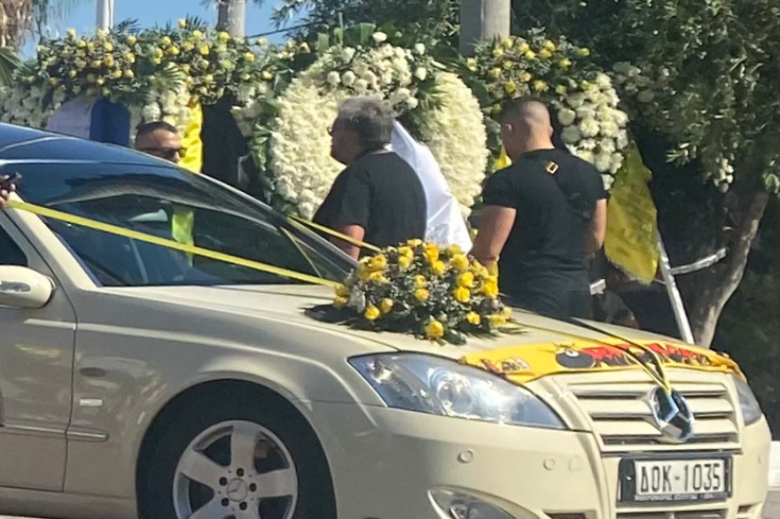 Μιχάλης Κατσουρής: «Πού σε πηγαίνουν παιδάκι μου» - Ο σπαραγμός της μητέρας του στο τελευταίο «αντίο»