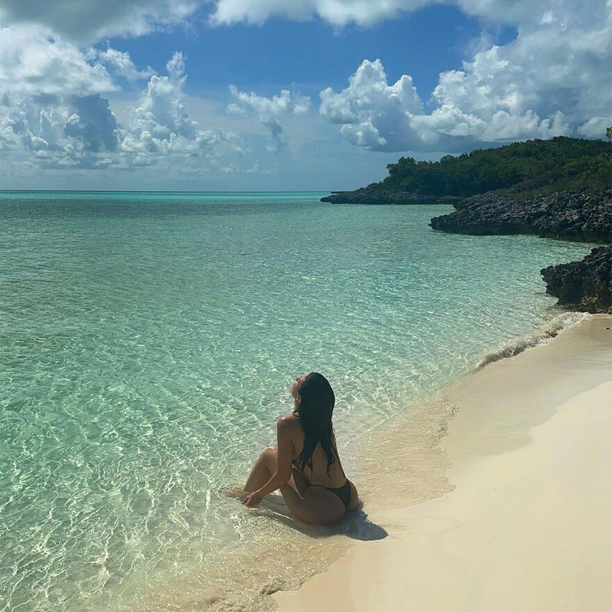 Κάιλι Τζένερ: Έγινε 26 και το γιόρτασε με σέξι μαγιό - Το «ευχαριστώ» για τις ευχές μέσα από γιοτ