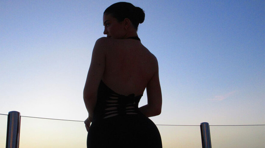 Κάιλι Τζένερ: Έγινε 26 και το γιόρτασε με σέξι μαγιό - Το «ευχαριστώ» για τις ευχές μέσα από γιοτ