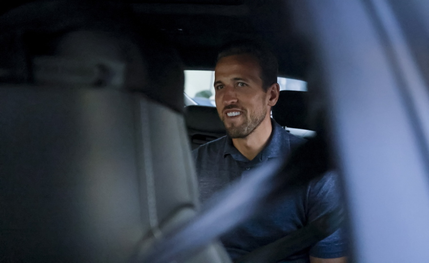 Χάρι Κέιν: Αποθεώθηκε κατά την άφιξή του στο Μόναχο, πέρασε τις εξετάσεις και υπογράφει στη Μπάγερν - Δείτε βίντεο