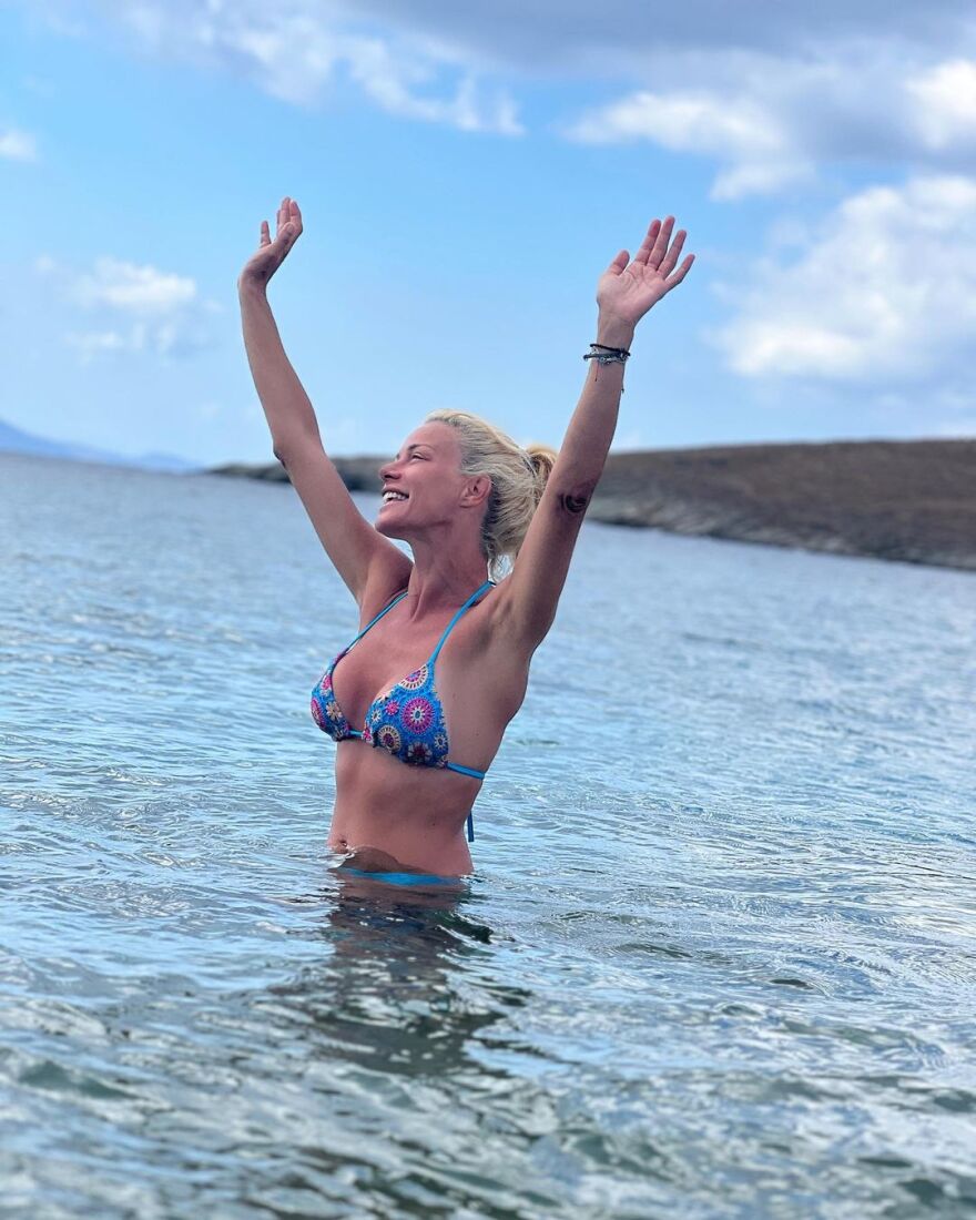 Ζέτα Μακρυπούλια: Οι πόζες της στη θάλασσα την ώρα που ξεσπά σε γέλια - Δείτε φωτογραφίες