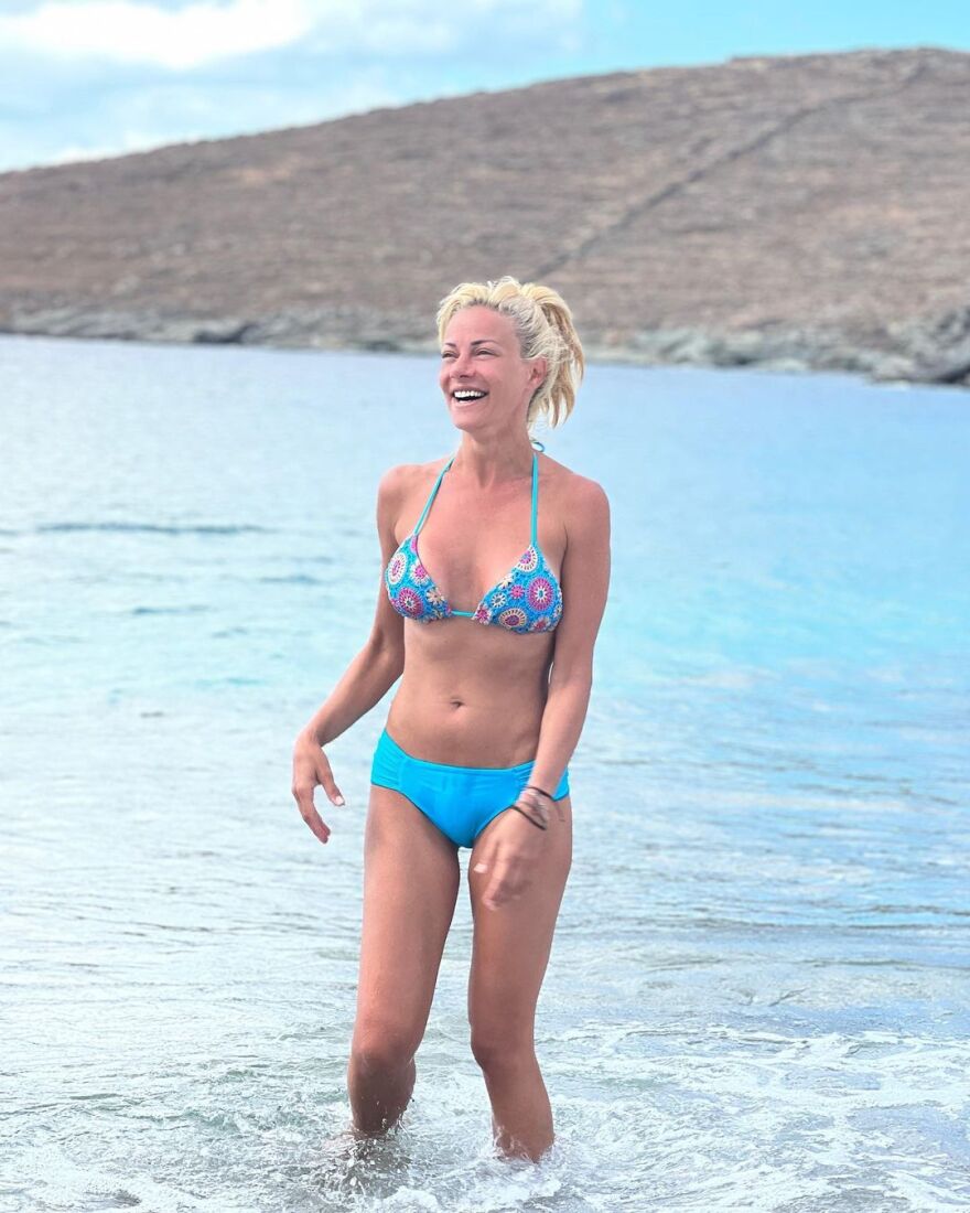 Ζέτα Μακρυπούλια: Οι πόζες της στη θάλασσα την ώρα που ξεσπά σε γέλια - Δείτε φωτογραφίες