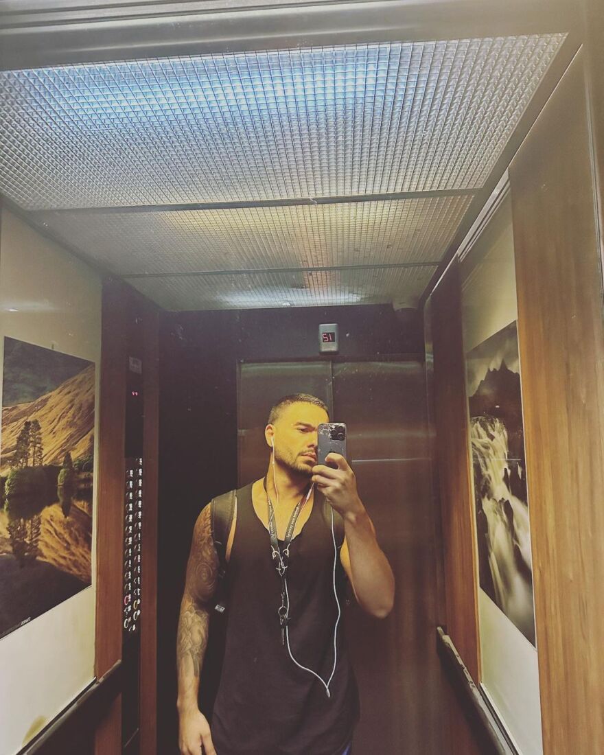 Χρήστος Μάστορας: Η «Έλβις» φωτογραφία του τραγουδιστή και το στιγμιότυπο με τη σύντροφό του