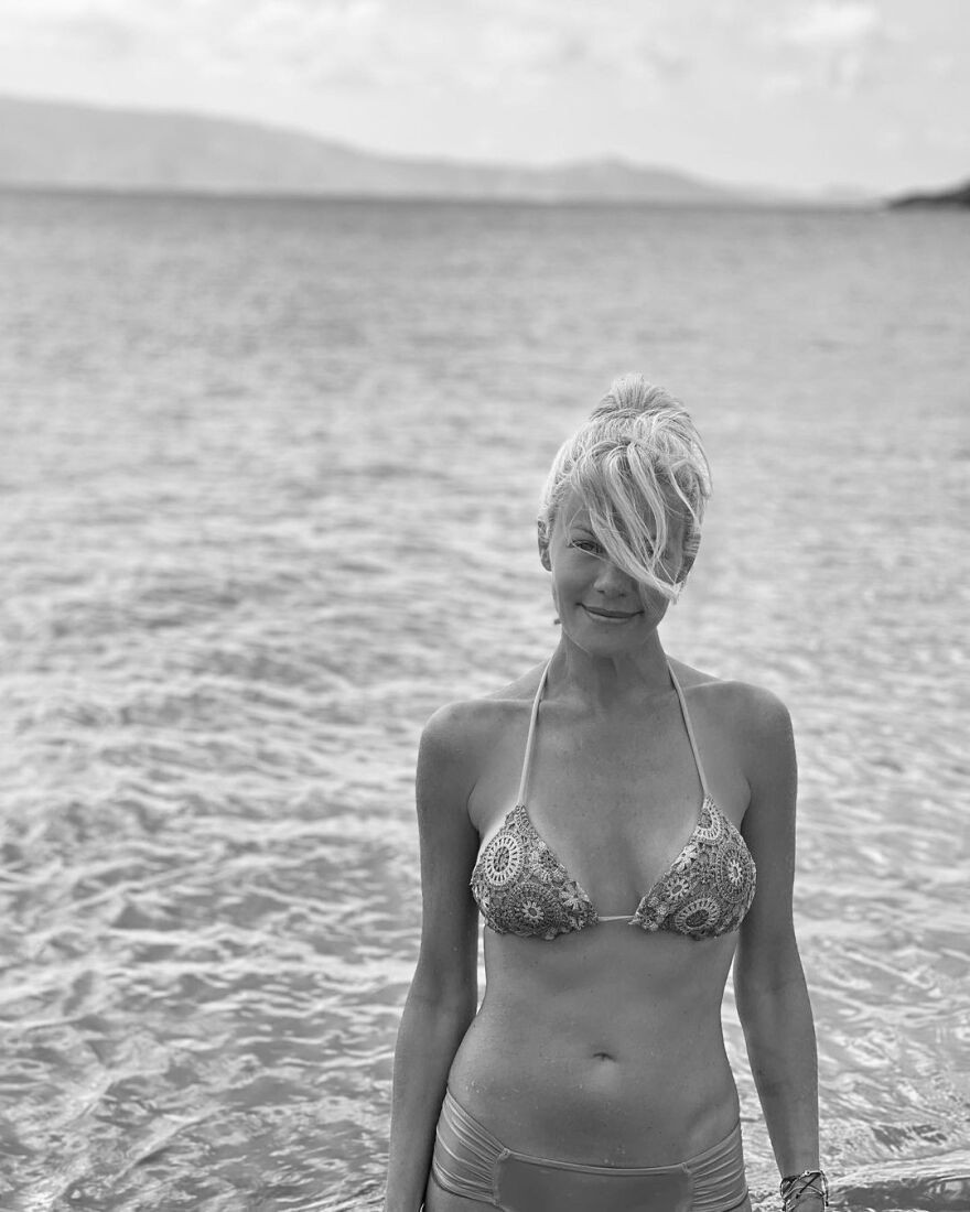 Ζέτα Μακρυπούλια: Οι πόζες της στη θάλασσα την ώρα που ξεσπά σε γέλια - Δείτε φωτογραφίες