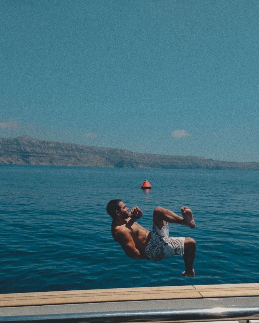 Χρήστος Μάστορας: Η «Έλβις» φωτογραφία του τραγουδιστή και το στιγμιότυπο με τη σύντροφό του