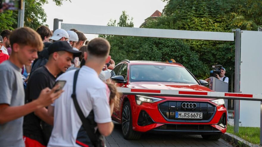 Χάρι Κέιν: Αποθεώθηκε κατά την άφιξή του στο Μόναχο, πέρασε τις εξετάσεις και υπογράφει στη Μπάγερν - Δείτε βίντεο