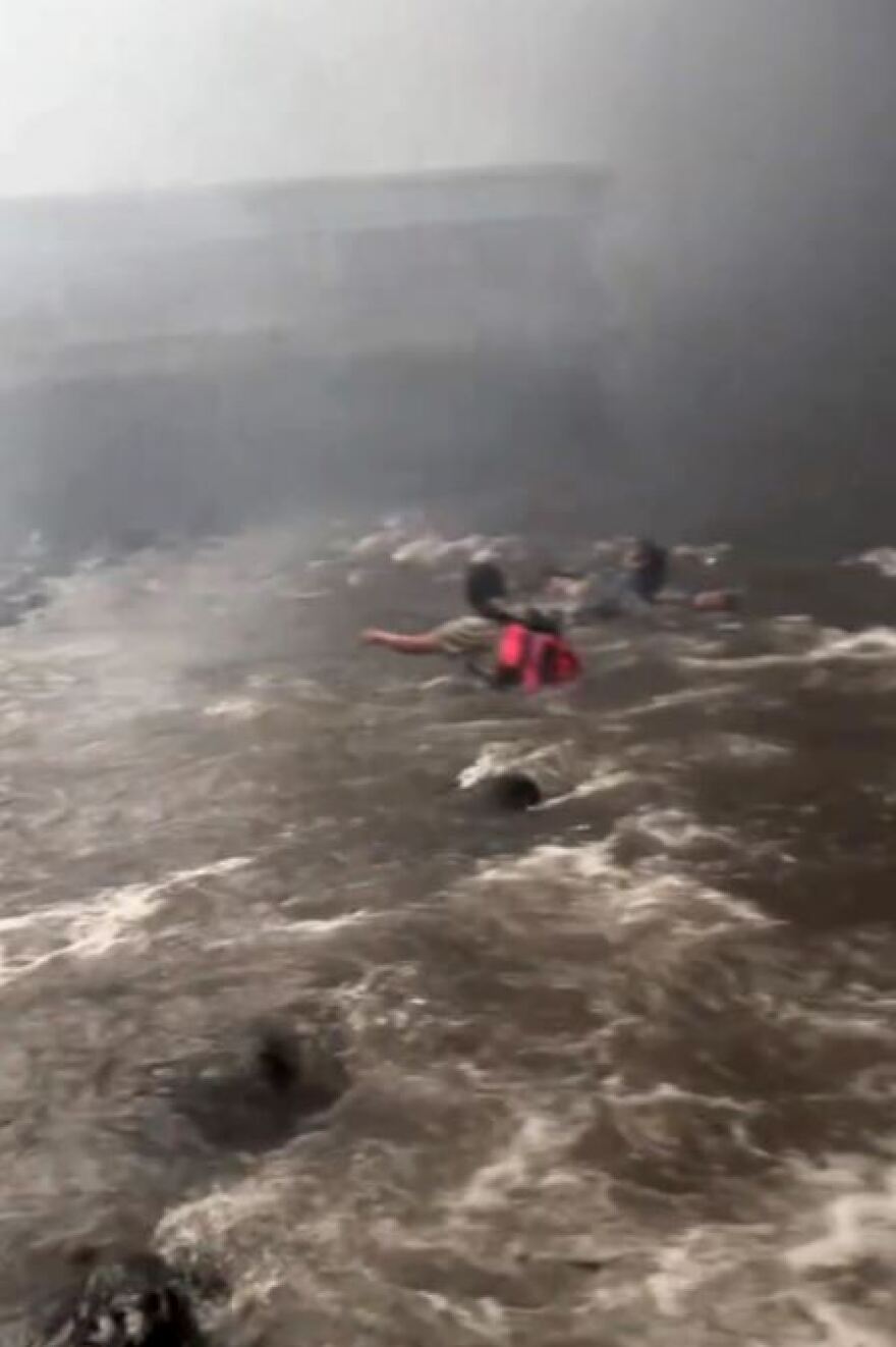 Χαβάη - Βίντεο: Έπεφταν στη θάλασσα για να μην καούν - «Καζάνι που βράζει» ο Ειρηνικός από τις φωτιές στη Χαβάη