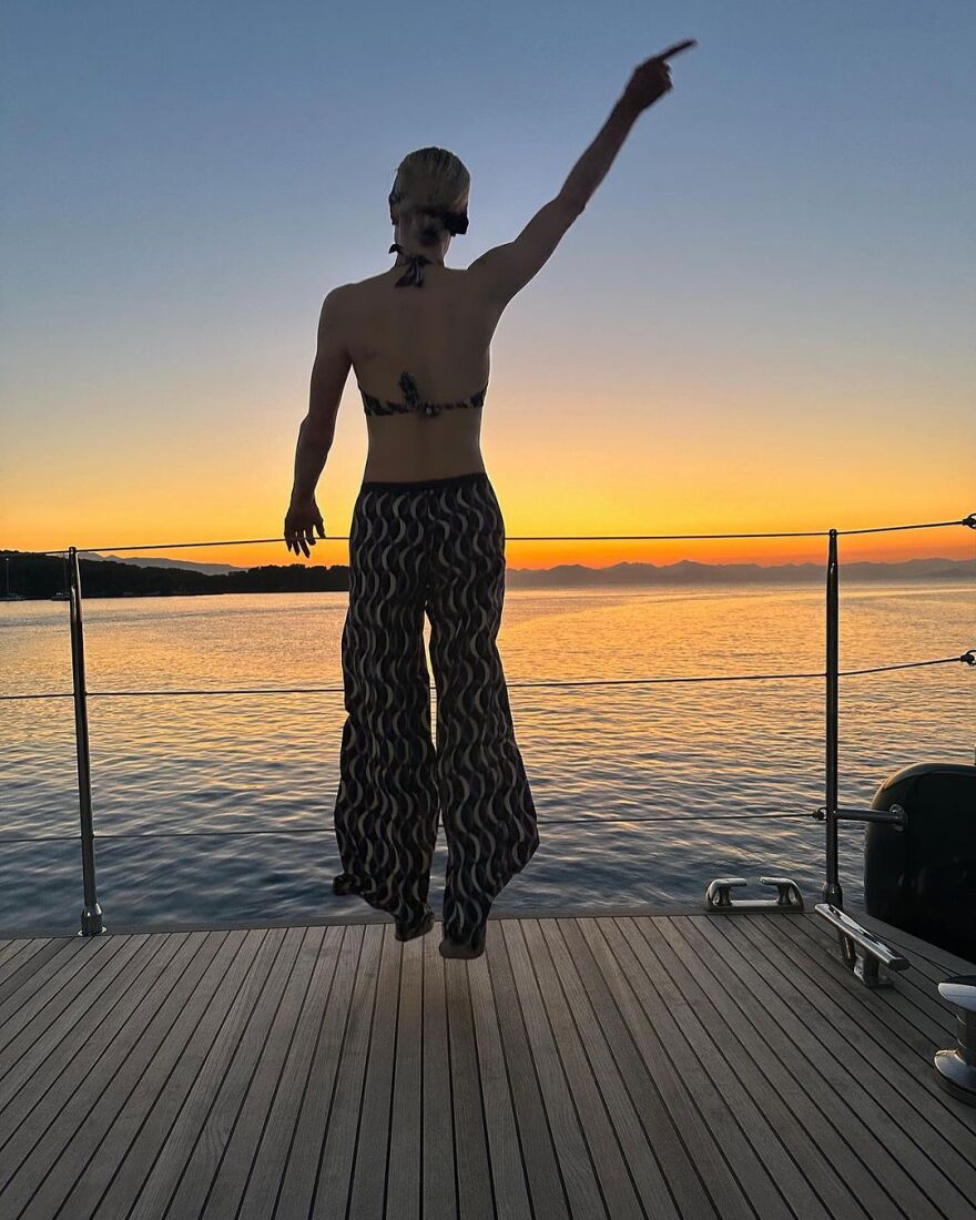 Πάρις Χίλτον: Φιλιά στο ελληνικό ηλιοβασίλεμα για τη «χρυσή» κληρονόμο - Δείτε φωτογραφίες