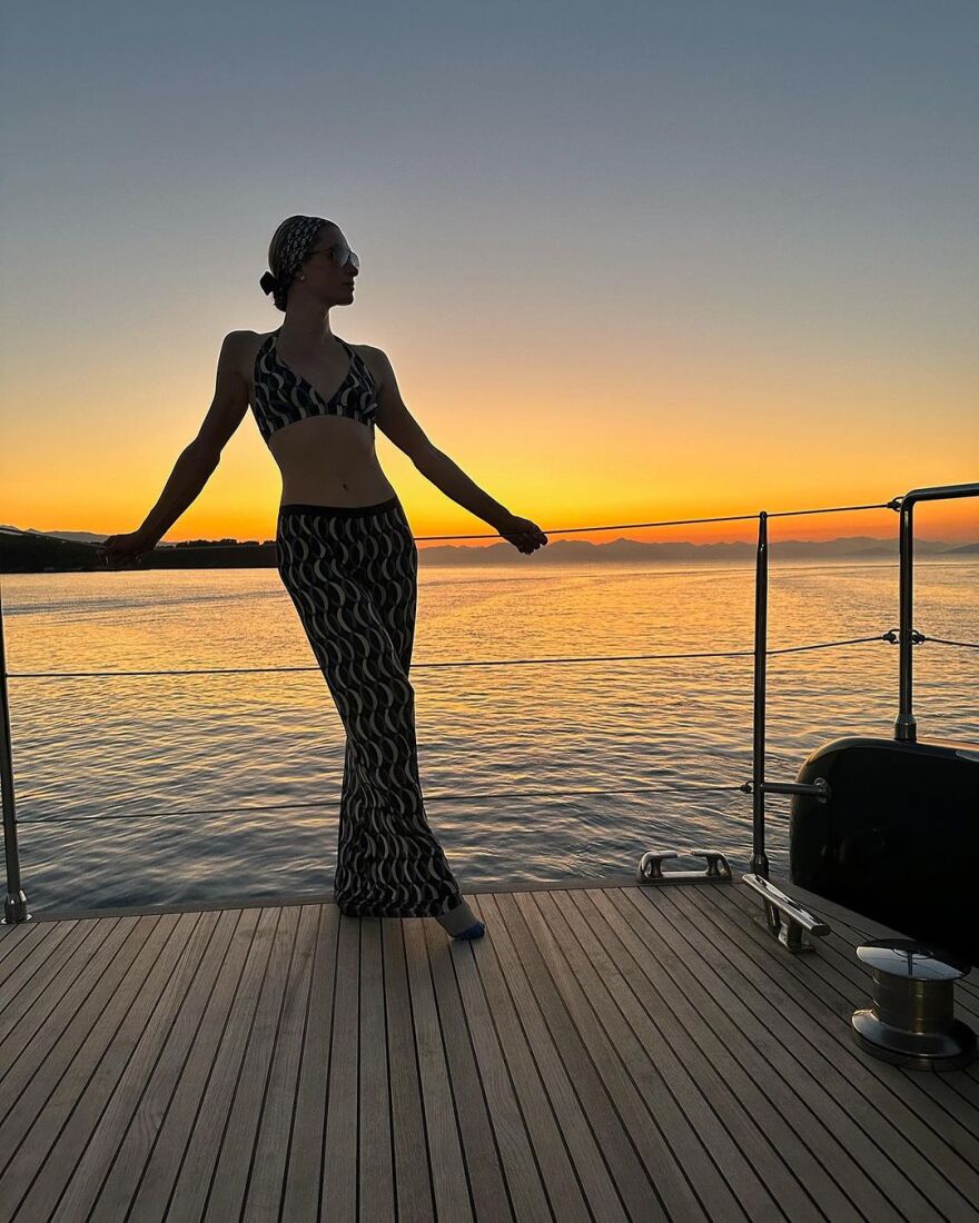 Πάρις Χίλτον: Φιλιά στο ελληνικό ηλιοβασίλεμα για τη «χρυσή» κληρονόμο - Δείτε φωτογραφίες