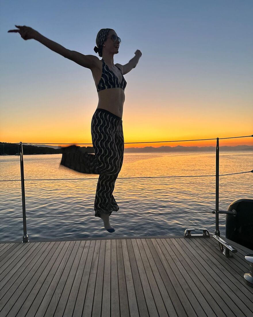 Πάρις Χίλτον: Φιλιά στο ελληνικό ηλιοβασίλεμα για τη «χρυσή» κληρονόμο - Δείτε φωτογραφίες