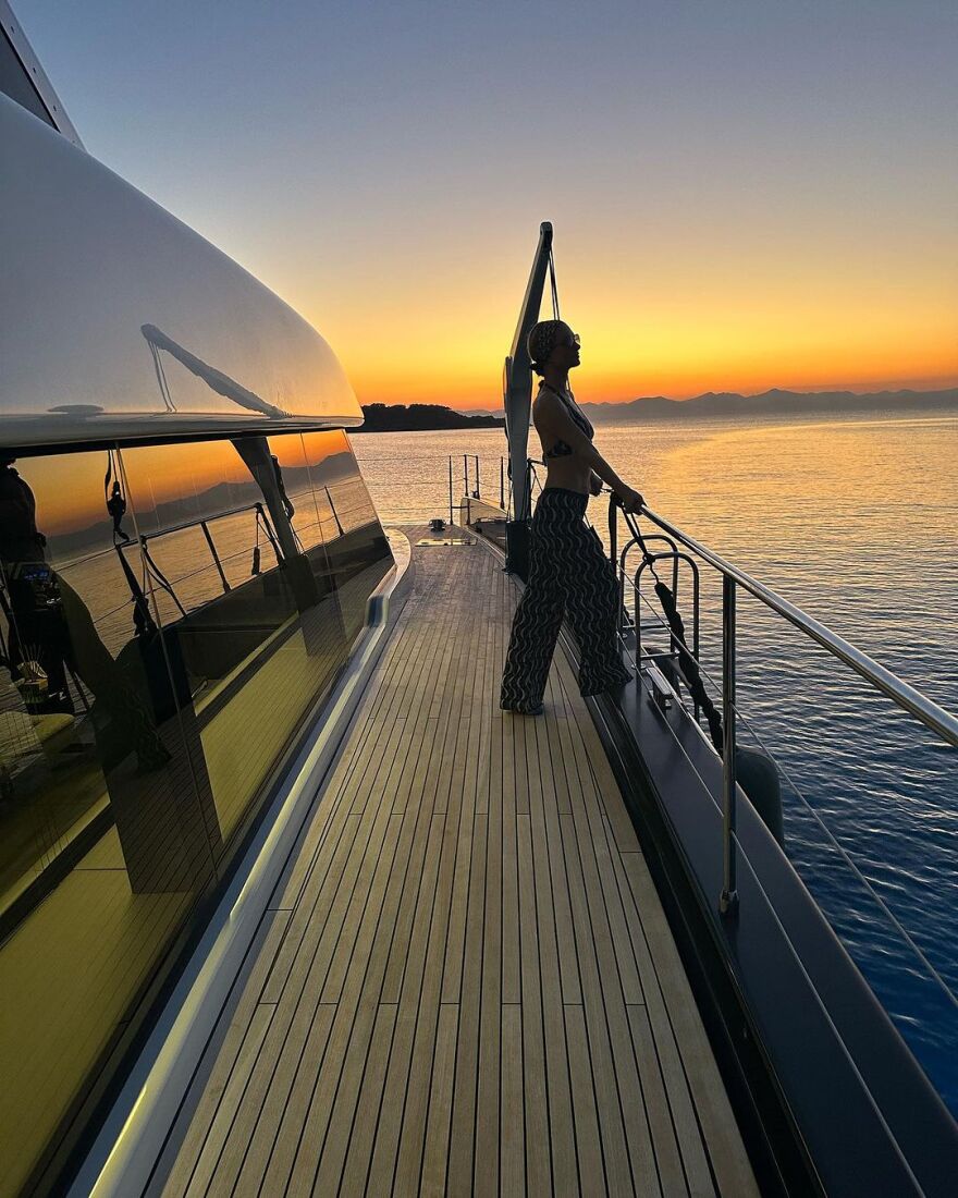 Πάρις Χίλτον: Φιλιά στο ελληνικό ηλιοβασίλεμα για τη «χρυσή» κληρονόμο - Δείτε φωτογραφίες