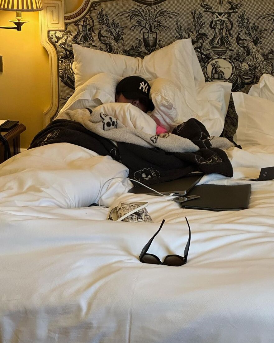 Πάρις Χίλτον: Φιλιά στο ελληνικό ηλιοβασίλεμα για τη «χρυσή» κληρονόμο - Δείτε φωτογραφίες