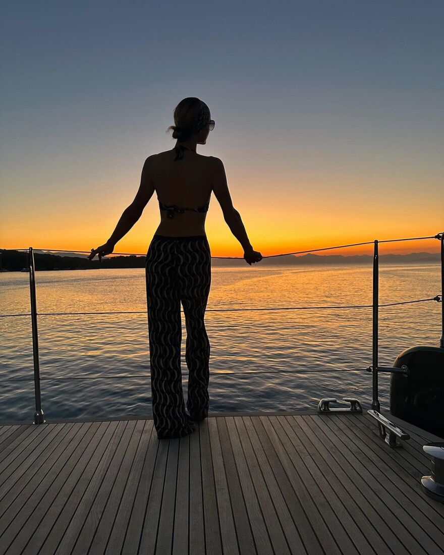 Πάρις Χίλτον: Φιλιά στο ελληνικό ηλιοβασίλεμα για τη «χρυσή» κληρονόμο - Δείτε φωτογραφίες