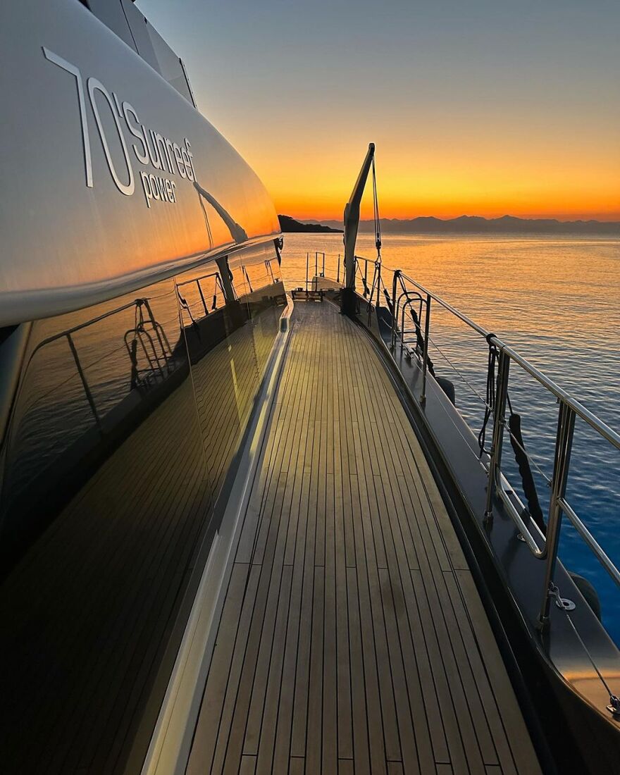 Πάρις Χίλτον: Φιλιά στο ελληνικό ηλιοβασίλεμα για τη «χρυσή» κληρονόμο - Δείτε φωτογραφίες