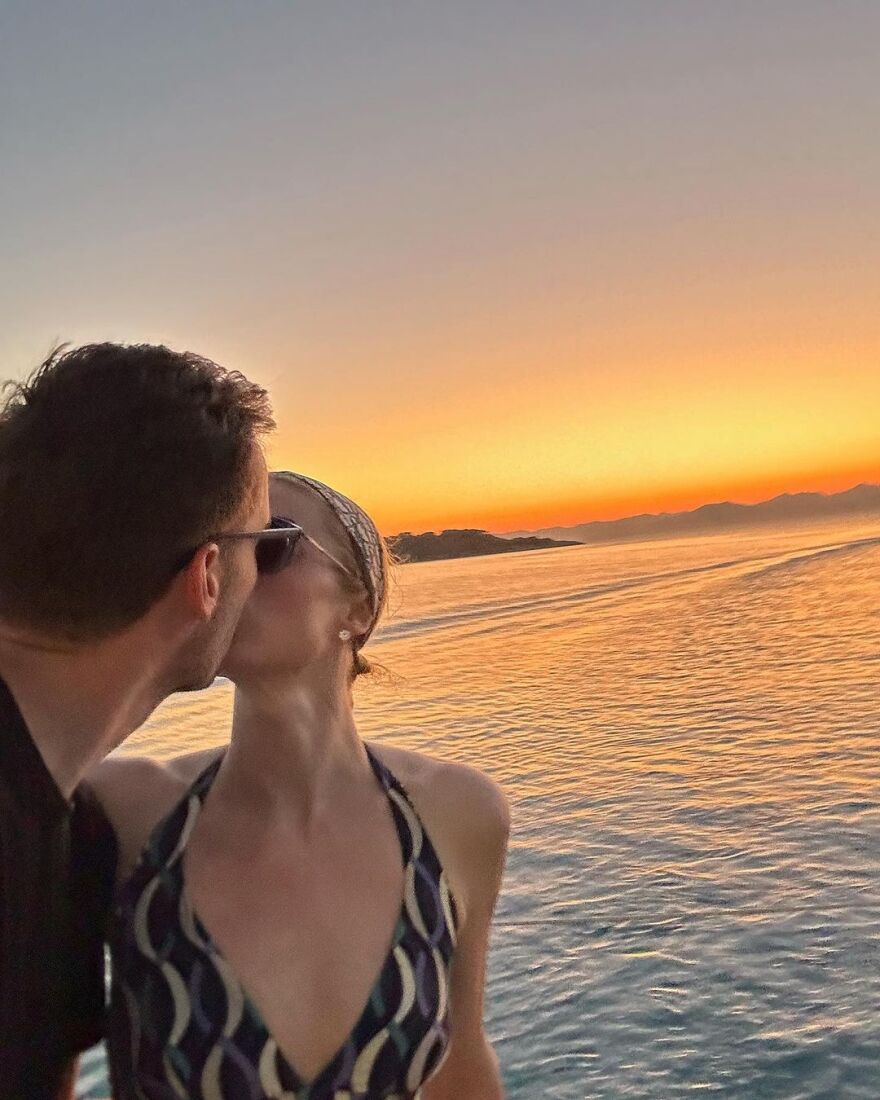 Πάρις Χίλτον: Φιλιά στο ελληνικό ηλιοβασίλεμα για τη «χρυσή» κληρονόμο - Δείτε φωτογραφίες