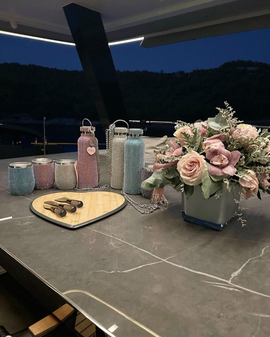 Πάρις Χίλτον: Φιλιά στο ελληνικό ηλιοβασίλεμα για τη «χρυσή» κληρονόμο - Δείτε φωτογραφίες