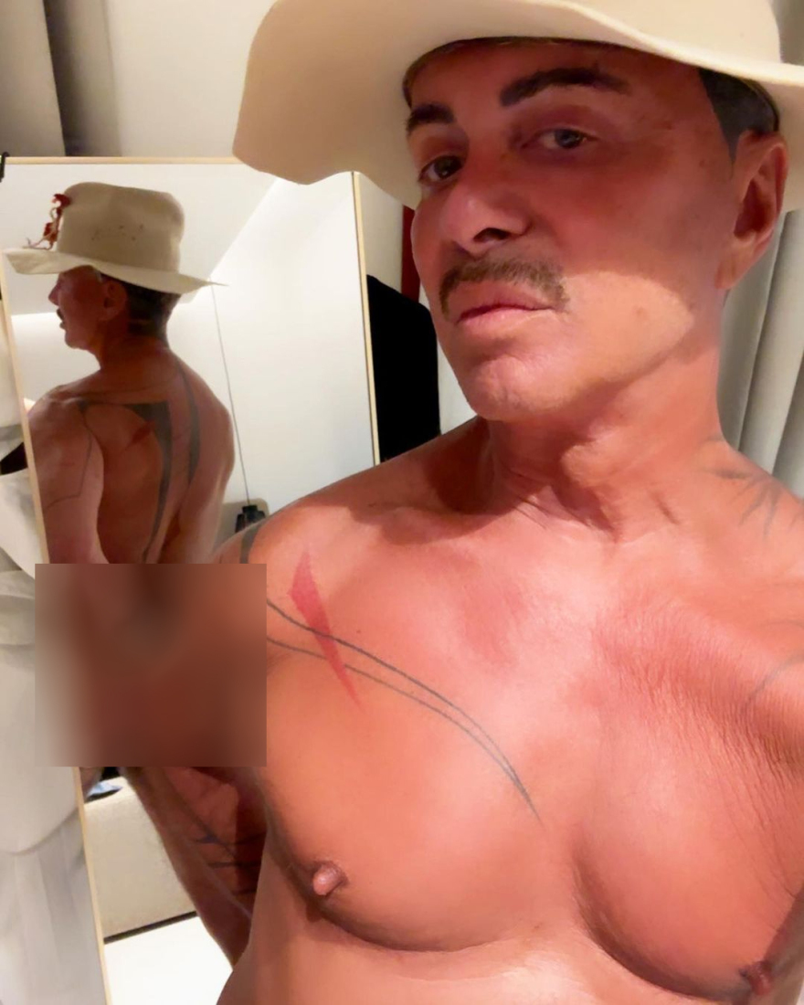 Λάκης Γαβαλάς: Γυμνός στον καθρέφτη ο σχεδιαστής - Οι φωτογραφίες που ανάρτησε