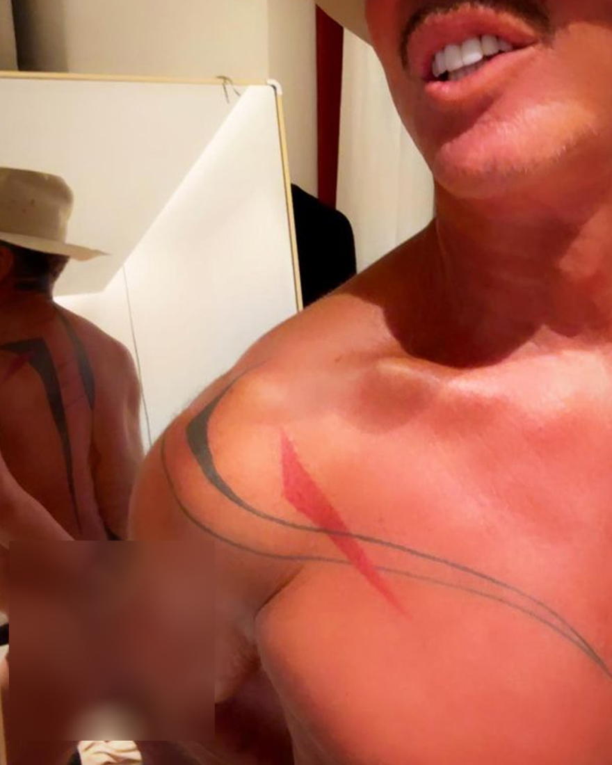 Λάκης Γαβαλάς: Γυμνός στον καθρέφτη ο σχεδιαστής - Οι φωτογραφίες που ανάρτησε