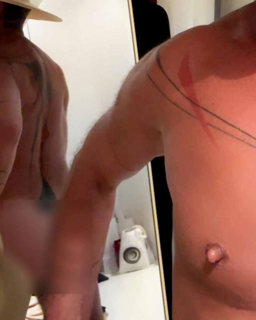 Λάκης Γαβαλάς: Γυμνός στον καθρέφτη ο σχεδιαστής - Οι φωτογραφίες που ανάρτησε