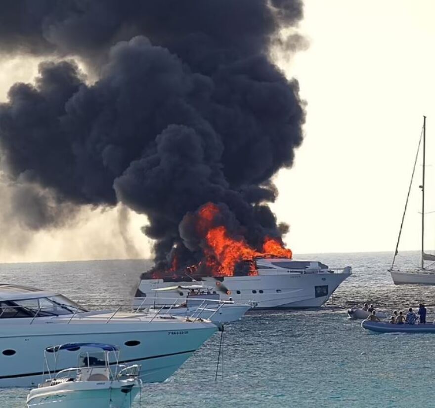 Ισπανία: Στάχτες έγινε η πολυτελής θαλαμηγός επαγγελματία παίκτη πόκερ - Δείτε βίντεο