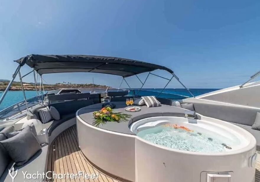 Ισπανία: Στάχτες έγινε η πολυτελής θαλαμηγός επαγγελματία παίκτη πόκερ - Δείτε βίντεο