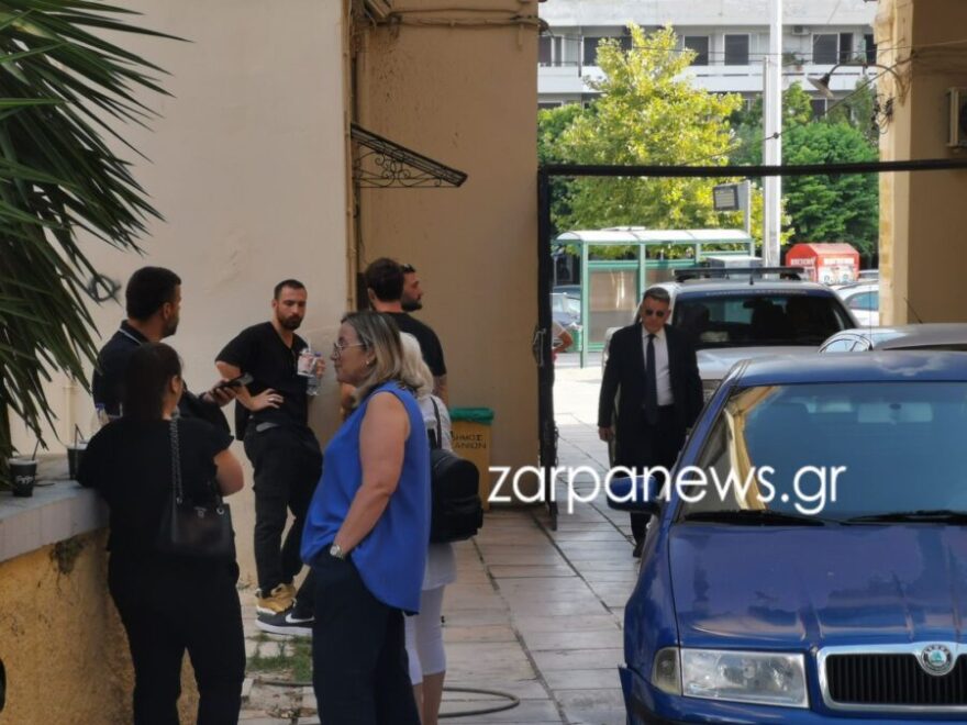 Χανιά: Απολογείται ο «εγκέφαλος» του κυκλώματος παράνομων υιοθεσιών - «Γιατρέ σ' αγαπάμε», φώναζαν έξω από τα δικαστήρια