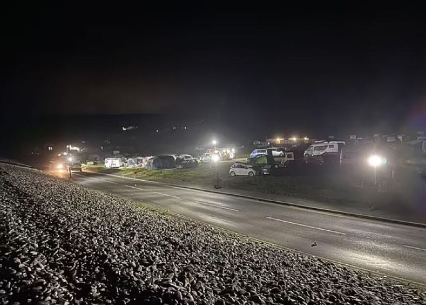 Ουαλία: Σοκαριστικό τροχαίο σε κάμπινγκ - Αυτοκίνητο καταπλάκωσε σκηνή, εννέα τραυματίες (βίντεο)